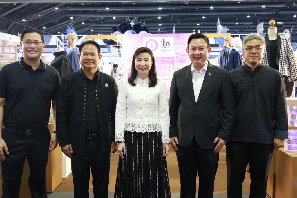 “นายกฯ อนุทิน และ รมว.ศุภจี“ เยี่ยมชมบูธแสดงสินค้าและนิทรรศการ “ดีพร้อมคอมมูนิตี้ฯ” ในพิธีเปิดงาน OTOP CITY 2025 พร้อมด้วย “ปลัดณัฐพล” ร่วมชื่นชมผลงาน ผปก. ดีพร้อม ที่ร่วมแสดงในมหกรรมของขวัญของฝาก สุดยิ่งใหญ่ส่งท้ายปี