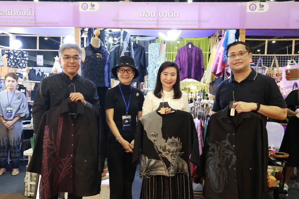 “นายกฯ อนุทิน และ รมว.ศุภจี“ เยี่ยมชมบูธแสดงสินค้าและนิทรรศการ “ดีพร้อมคอมมูนิตี้ฯ” ในพิธีเปิดงาน OTOP CITY 2025 พร้อมด้วย “ปลัดณัฐพล” ร่วมชื่นชมผลงาน ผปก. ดีพร้อม ที่ร่วมแสดงในมหกรรมของขวัญของฝาก สุดยิ่งใหญ่ส่งท้ายปี