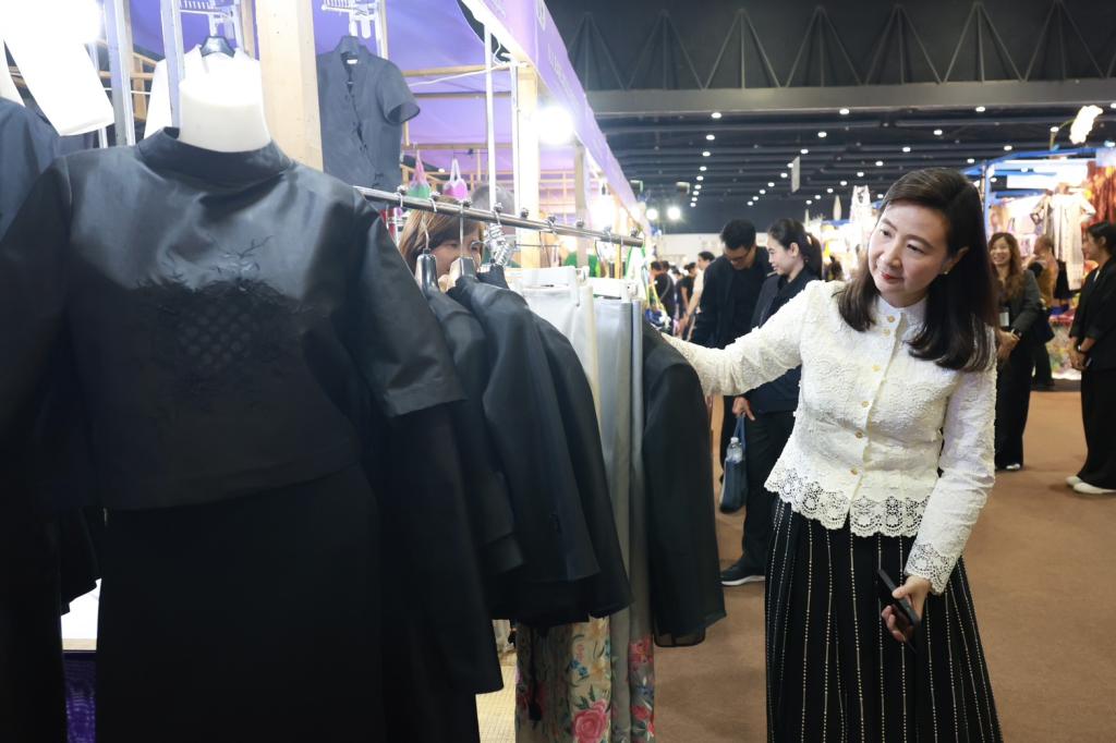 “นายกฯ อนุทิน และ รมว.ศุภจี“ เยี่ยมชมบูธแสดงสินค้าและนิทรรศการ “ดีพร้อมคอมมูนิตี้ฯ” ในพิธีเปิดงาน OTOP CITY 2025 พร้อมด้วย “ปลัดณัฐพล” ร่วมชื่นชมผลงาน ผปก. ดีพร้อม ที่ร่วมแสดงในมหกรรมของขวัญของฝาก สุดยิ่งใหญ่ส่งท้ายปี