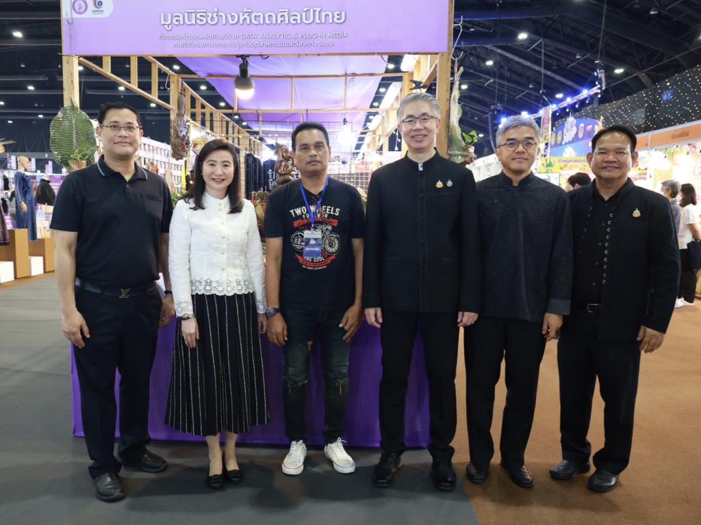 “นายกฯ อนุทิน และ รมว.ศุภจี“ เยี่ยมชมบูธแสดงสินค้าและนิทรรศการ “ดีพร้อมคอมมูนิตี้ฯ” ในพิธีเปิดงาน OTOP CITY 2025 พร้อมด้วย “ปลัดณัฐพล” ร่วมชื่นชมผลงาน ผปก. ดีพร้อม ที่ร่วมแสดงในมหกรรมของขวัญของฝาก สุดยิ่งใหญ่ส่งท้ายปี