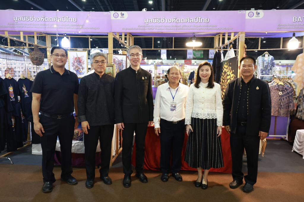 “นายกฯ อนุทิน และ รมว.ศุภจี“ เยี่ยมชมบูธแสดงสินค้าและนิทรรศการ “ดีพร้อมคอมมูนิตี้ฯ” ในพิธีเปิดงาน OTOP CITY 2025 พร้อมด้วย “ปลัดณัฐพล” ร่วมชื่นชมผลงาน ผปก. ดีพร้อม ที่ร่วมแสดงในมหกรรมของขวัญของฝาก สุดยิ่งใหญ่ส่งท้ายปี