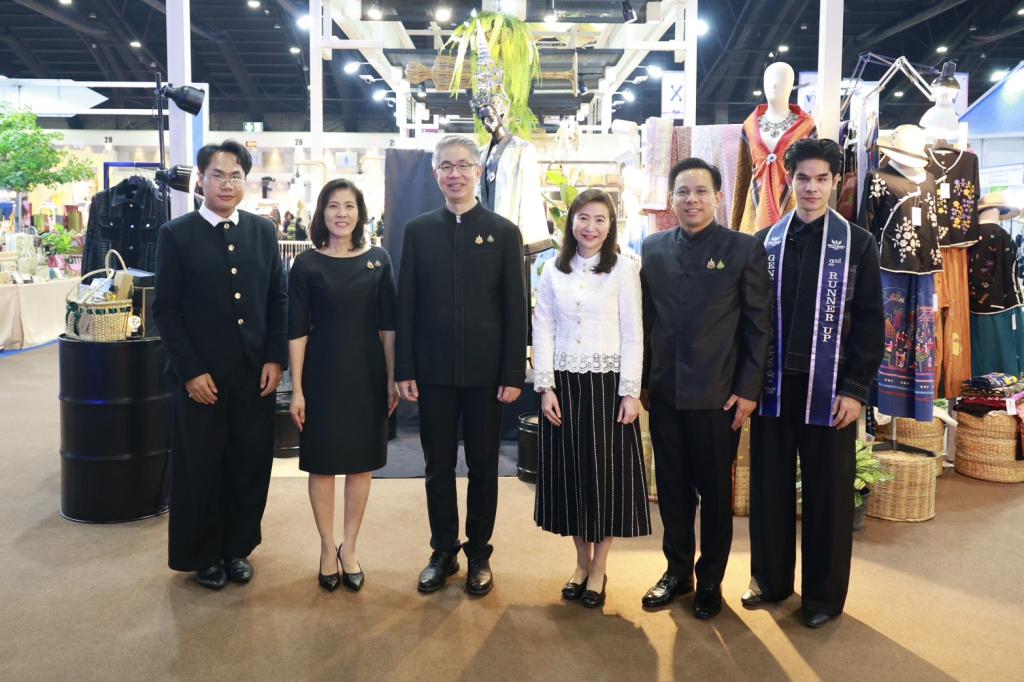 “นายกฯ อนุทิน และ รมว.ศุภจี“ เยี่ยมชมบูธแสดงสินค้าและนิทรรศการ “ดีพร้อมคอมมูนิตี้ฯ” ในพิธีเปิดงาน OTOP CITY 2025 พร้อมด้วย “ปลัดณัฐพล” ร่วมชื่นชมผลงาน ผปก. ดีพร้อม ที่ร่วมแสดงในมหกรรมของขวัญของฝาก สุดยิ่งใหญ่ส่งท้ายปี
