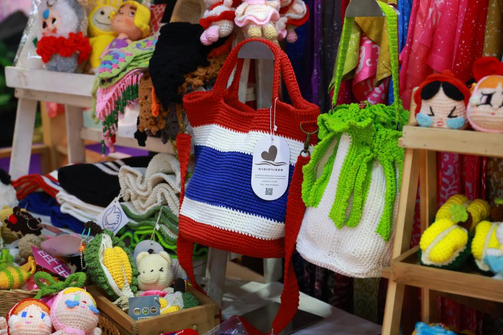 “นายกฯ อนุทิน และ รมว.ศุภจี“ เยี่ยมชมบูธแสดงสินค้าและนิทรรศการ “ดีพร้อมคอมมูนิตี้ฯ” ในพิธีเปิดงาน OTOP CITY 2025 พร้อมด้วย “ปลัดณัฐพล” ร่วมชื่นชมผลงาน ผปก. ดีพร้อม ที่ร่วมแสดงในมหกรรมของขวัญของฝาก สุดยิ่งใหญ่ส่งท้ายปี