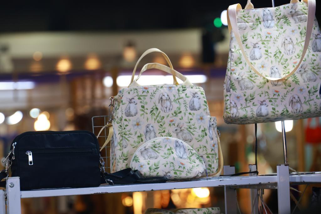 “นายกฯ อนุทิน และ รมว.ศุภจี“ เยี่ยมชมบูธแสดงสินค้าและนิทรรศการ “ดีพร้อมคอมมูนิตี้ฯ” ในพิธีเปิดงาน OTOP CITY 2025 พร้อมด้วย “ปลัดณัฐพล” ร่วมชื่นชมผลงาน ผปก. ดีพร้อม ที่ร่วมแสดงในมหกรรมของขวัญของฝาก สุดยิ่งใหญ่ส่งท้ายปี