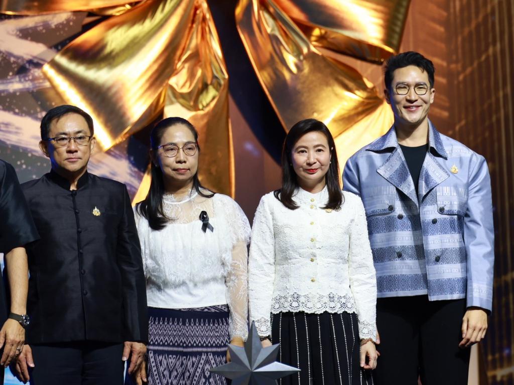 “นายกฯ อนุทิน และ รมว.ศุภจี“ เยี่ยมชมบูธแสดงสินค้าและนิทรรศการ “ดีพร้อมคอมมูนิตี้ฯ” ในพิธีเปิดงาน OTOP CITY 2025 พร้อมด้วย “ปลัดณัฐพล” ร่วมชื่นชมผลงาน ผปก. ดีพร้อม ที่ร่วมแสดงในมหกรรมของขวัญของฝาก สุดยิ่งใหญ่ส่งท้ายปี