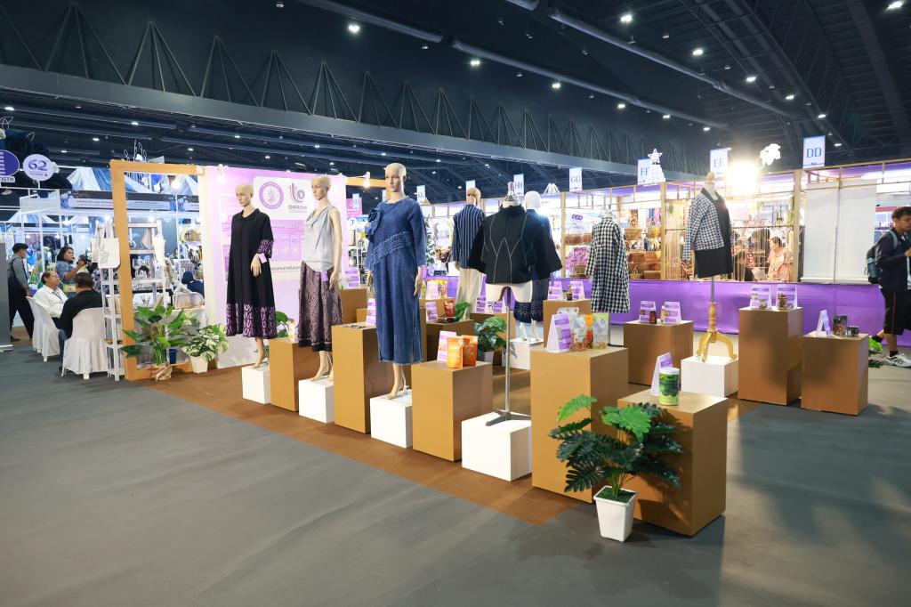 “นายกฯ อนุทิน และ รมว.ศุภจี“ เยี่ยมชมบูธแสดงสินค้าและนิทรรศการ “ดีพร้อมคอมมูนิตี้ฯ” ในพิธีเปิดงาน OTOP CITY 2025 พร้อมด้วย “ปลัดณัฐพล” ร่วมชื่นชมผลงาน ผปก. ดีพร้อม ที่ร่วมแสดงในมหกรรมของขวัญของฝาก สุดยิ่งใหญ่ส่งท้ายปี