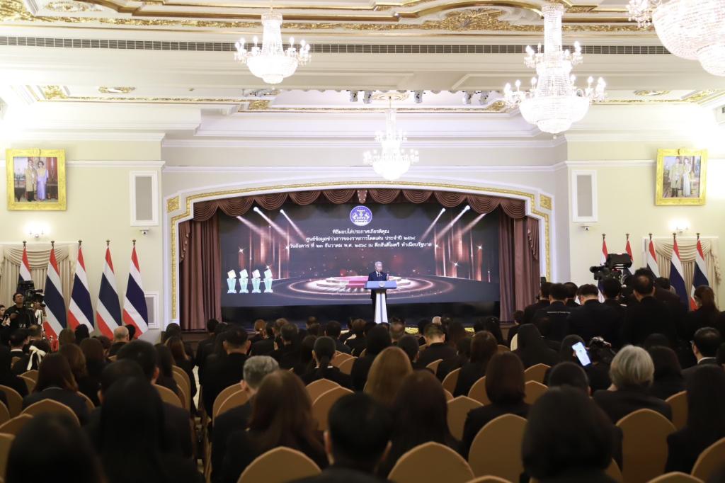 “ดีพร้อม” สุดเจ๋ง! ได้ 100 คะแนนเต็ม Perfect Score ”อธิบดีณัฏฐิญา“ คว้าโล่รางวัลศูนย์ข้อมูลข่าวสารของราชการโดดเด่น ดันต้นแบบ “ข้อมูลโปร่งใส ราชการไทยไร้ทุจริต !!