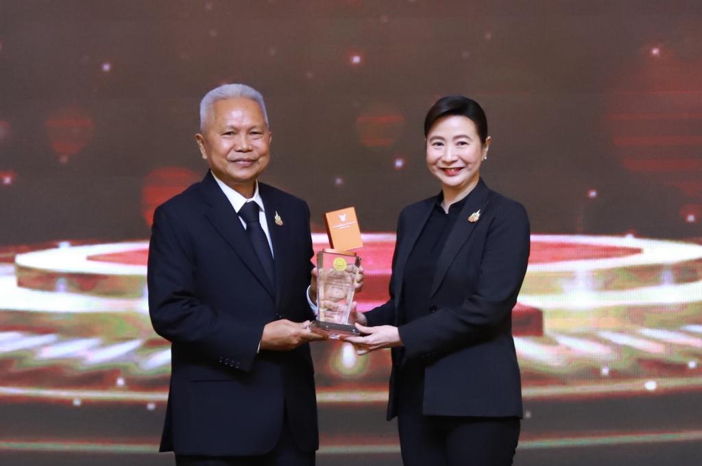 “ดีพร้อม” สุดเจ๋ง! ได้ 100 คะแนนเต็ม Perfect Score ”อธิบดีณัฏฐิญา“ คว้าโล่รางวัลศูนย์ข้อมูลข่าวสารของราชการโดดเด่น ดันต้นแบบ “ข้อมูลโปร่งใส ราชการไทยไร้ทุจริต !!