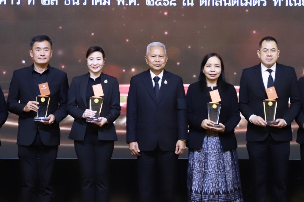 “ดีพร้อม” สุดเจ๋ง! ได้ 100 คะแนนเต็ม Perfect Score ”อธิบดีณัฏฐิญา“ คว้าโล่รางวัลศูนย์ข้อมูลข่าวสารของราชการโดดเด่น ดันต้นแบบ “ข้อมูลโปร่งใส ราชการไทยไร้ทุจริต !!