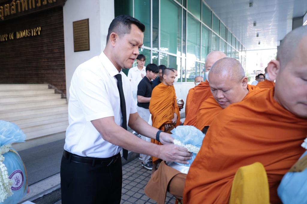 กระทรวงอุตสาหกรรม ทำบุญตักบาตร-สักการะพระนารายณ์ เสริมสิริมงคลรับปีม้า 2569