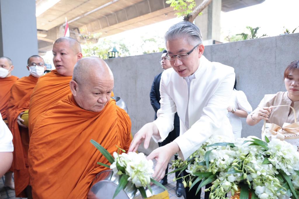 กระทรวงอุตสาหกรรม ทำบุญตักบาตร-สักการะพระนารายณ์ เสริมสิริมงคลรับปีม้า 2569