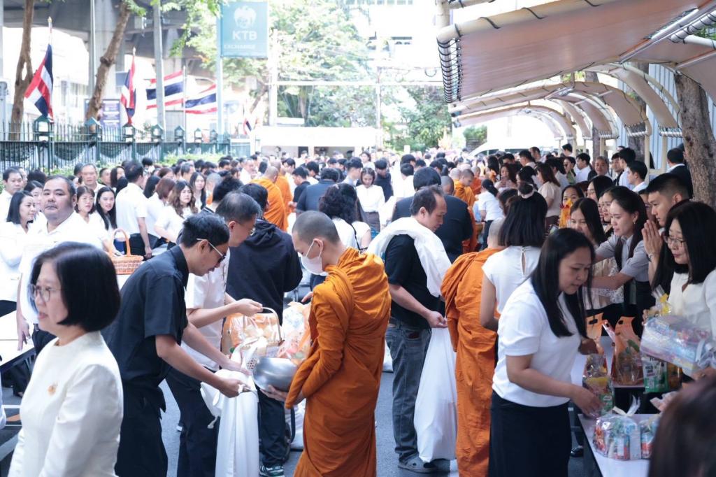 กระทรวงอุตสาหกรรม ทำบุญตักบาตร-สักการะพระนารายณ์ เสริมสิริมงคลรับปีม้า 2569