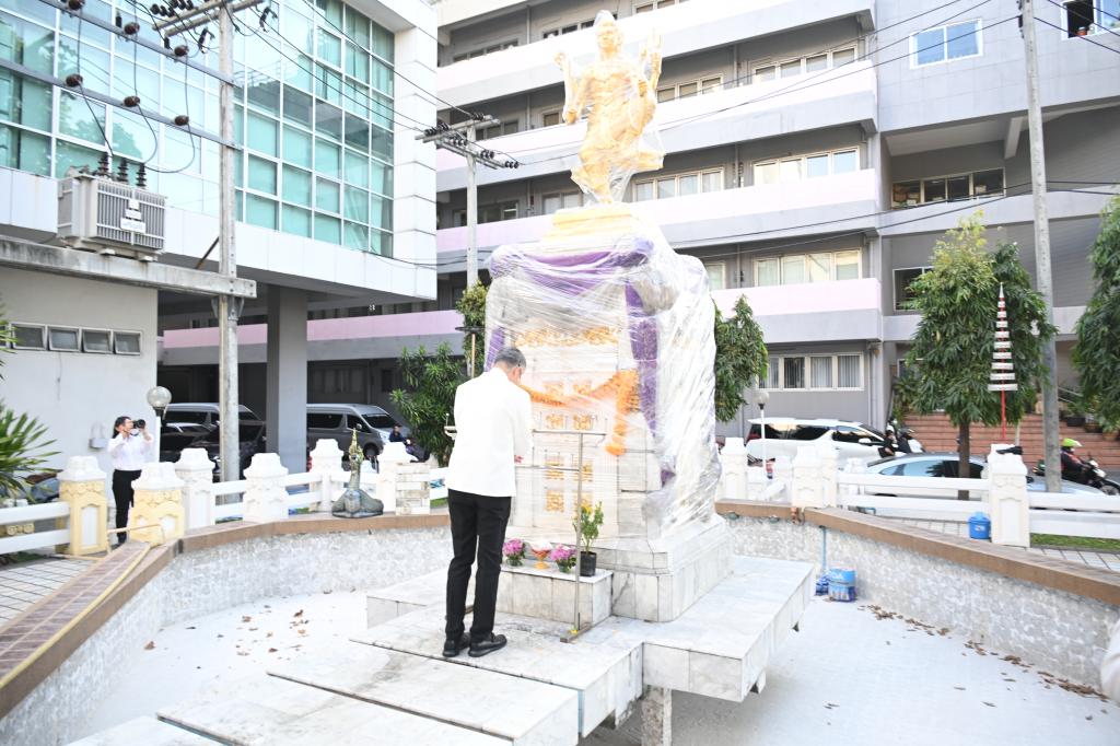 กระทรวงอุตสาหกรรม ทำบุญตักบาตร-สักการะพระนารายณ์ เสริมสิริมงคลรับปีม้า 2569