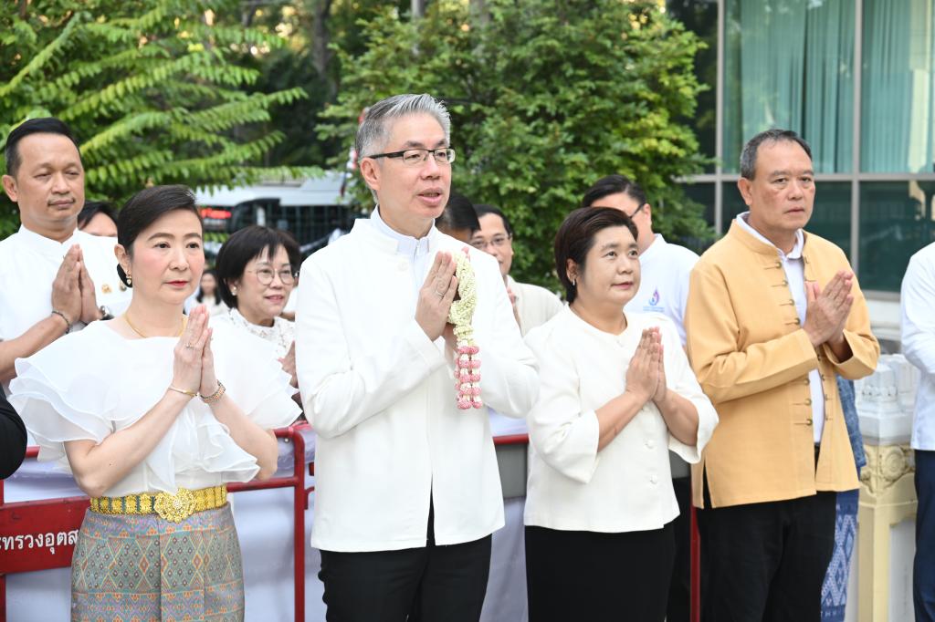กระทรวงอุตสาหกรรม ทำบุญตักบาตร-สักการะพระนารายณ์ เสริมสิริมงคลรับปีม้า 2569