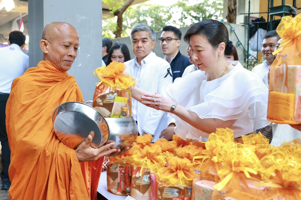 กระทรวงอุตสาหกรรม ทำบุญตักบาตร-สักการะพระนารายณ์ เสริมสิริมงคลรับปีม้า 2569