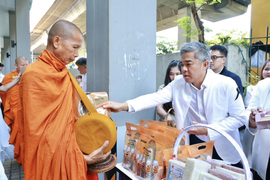 กระทรวงอุตสาหกรรม ทำบุญตักบาตร-สักการะพระนารายณ์ เสริมสิริมงคลรับปีม้า 2569