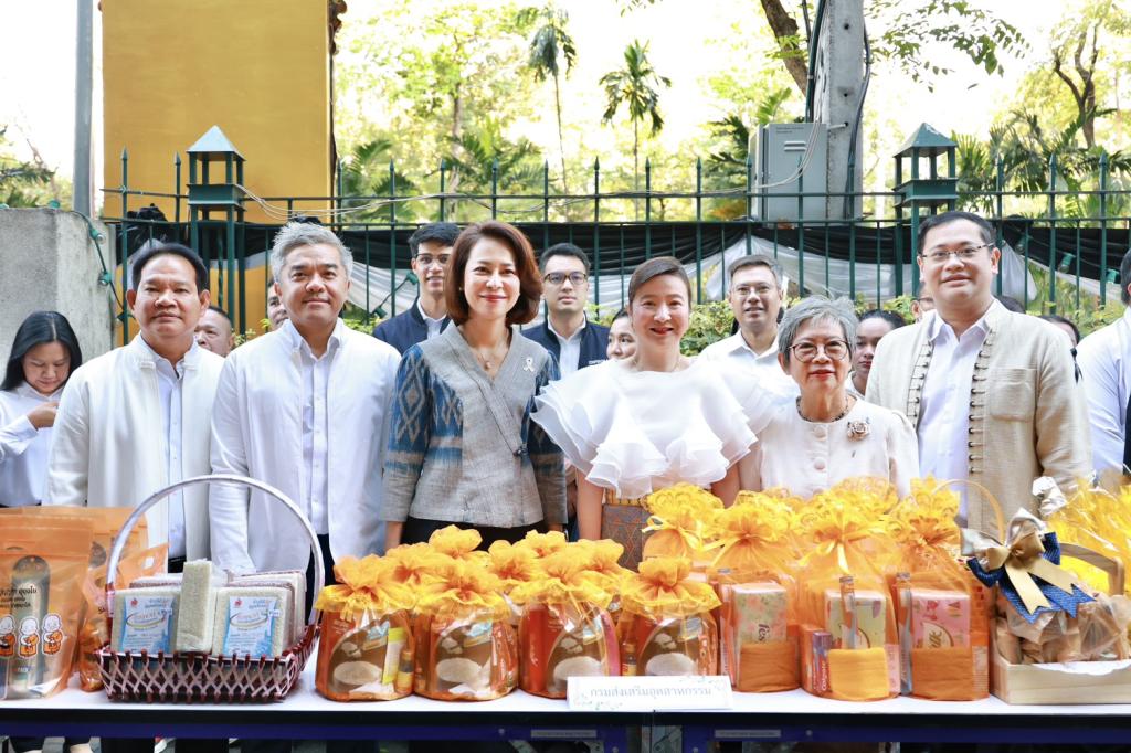 กระทรวงอุตสาหกรรม ทำบุญตักบาตร-สักการะพระนารายณ์ เสริมสิริมงคลรับปีม้า 2569