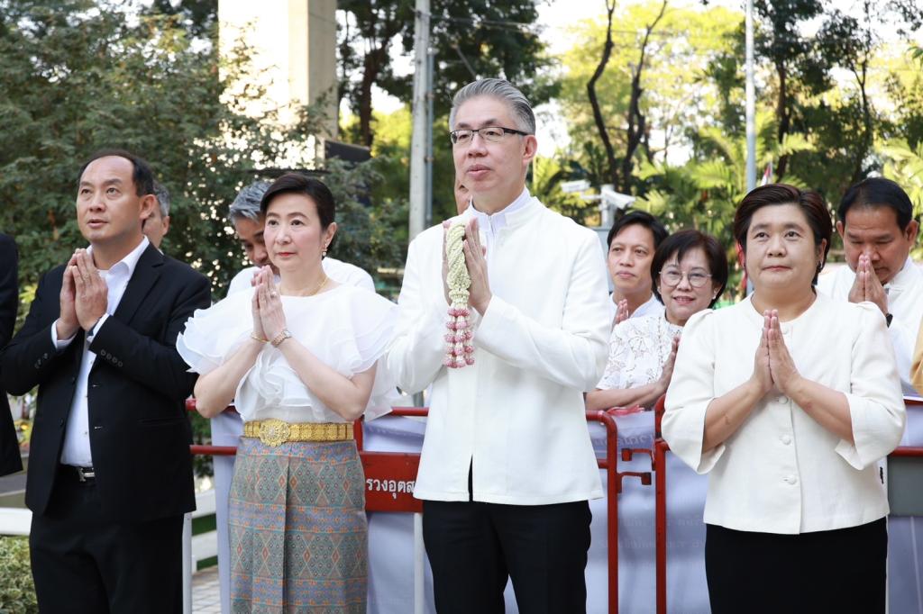 กระทรวงอุตสาหกรรม ทำบุญตักบาตร-สักการะพระนารายณ์ เสริมสิริมงคลรับปีม้า 2569