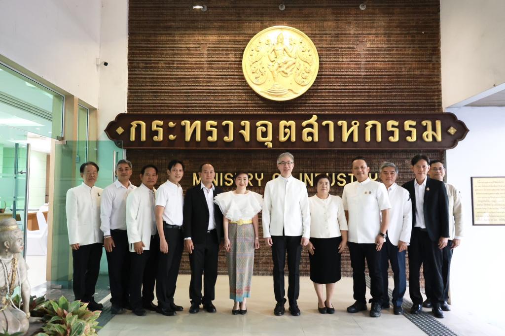 กระทรวงอุตสาหกรรม ทำบุญตักบาตร-สักการะพระนารายณ์ เสริมสิริมงคลรับปีม้า 2569