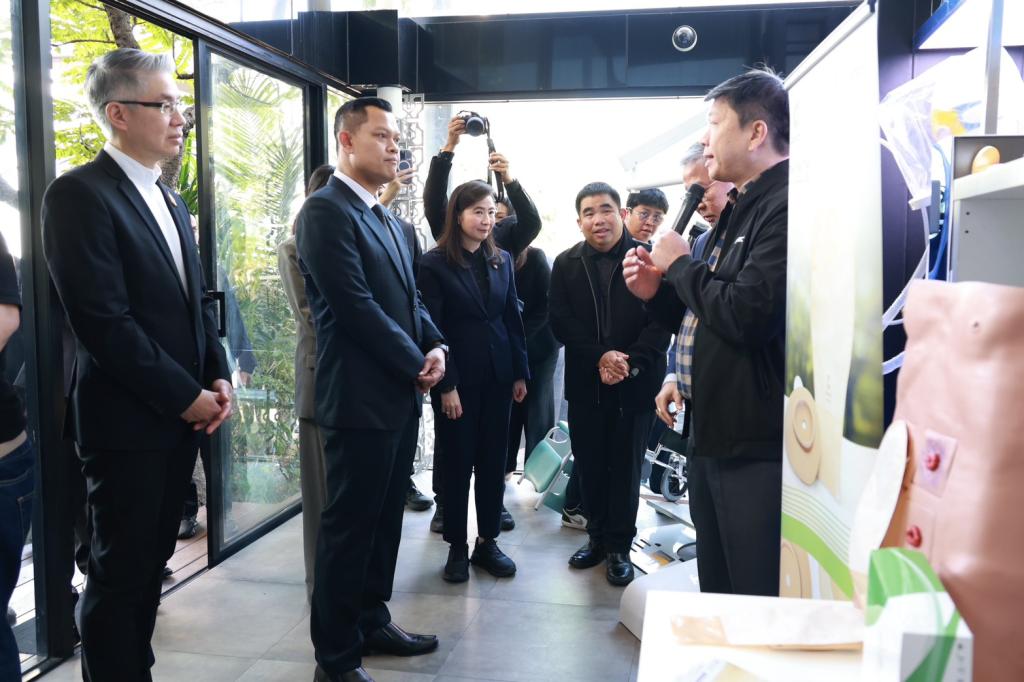 “รมว.ธนกร” เปิด “บ้านดีพร้อมพระราม 4” โชว์ผลงานปั้นอุตสาหกรรมเศรษฐกิจใหม่ ดึงนวัตกรรม & ความคิดสร้างสรรค์ ดันผู้ประกอบการไทยสู่ความยั่งยืนรองรับอุตฯ 5.0