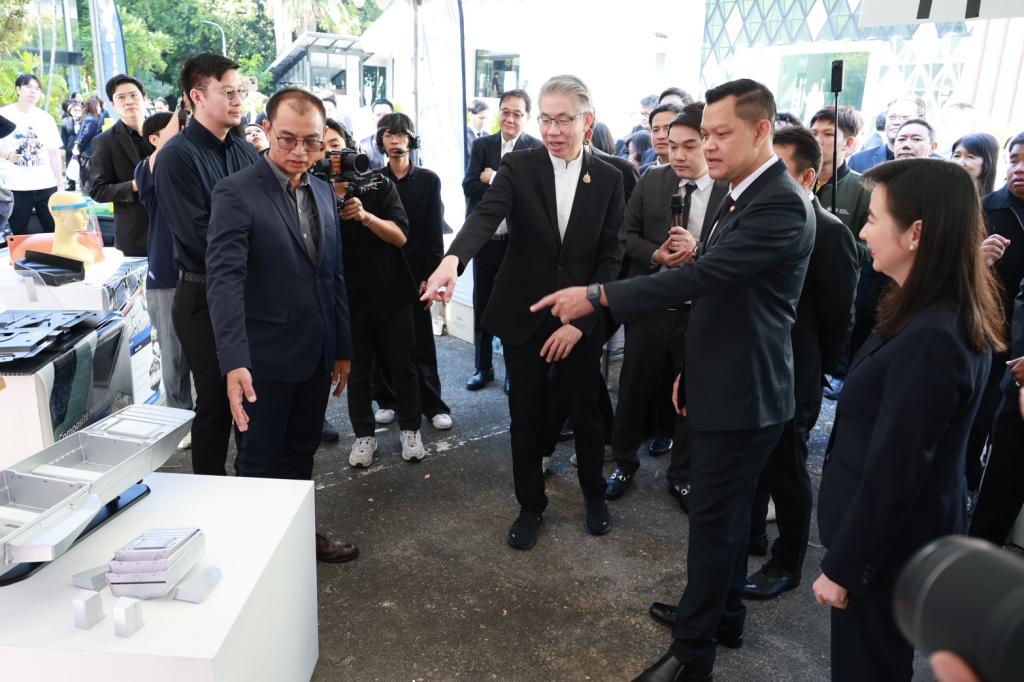 “รมว.ธนกร” เปิด “บ้านดีพร้อมพระราม 4” โชว์ผลงานปั้นอุตสาหกรรมเศรษฐกิจใหม่ ดึงนวัตกรรม & ความคิดสร้างสรรค์ ดันผู้ประกอบการไทยสู่ความยั่งยืนรองรับอุตฯ 5.0