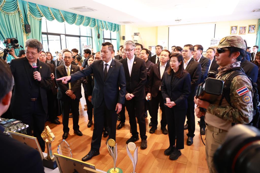 “รมว.ธนกร” เปิด “บ้านดีพร้อมพระราม 4” โชว์ผลงานปั้นอุตสาหกรรมเศรษฐกิจใหม่ ดึงนวัตกรรม & ความคิดสร้างสรรค์ ดันผู้ประกอบการไทยสู่ความยั่งยืนรองรับอุตฯ 5.0