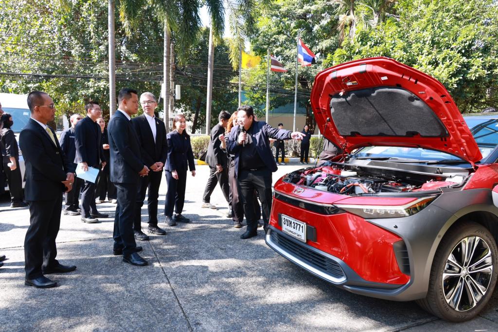 “รมว.ธนกร” เปิด “บ้านดีพร้อมพระราม 4” โชว์ผลงานปั้นอุตสาหกรรมเศรษฐกิจใหม่ ดึงนวัตกรรม & ความคิดสร้างสรรค์ ดันผู้ประกอบการไทยสู่ความยั่งยืนรองรับอุตฯ 5.0