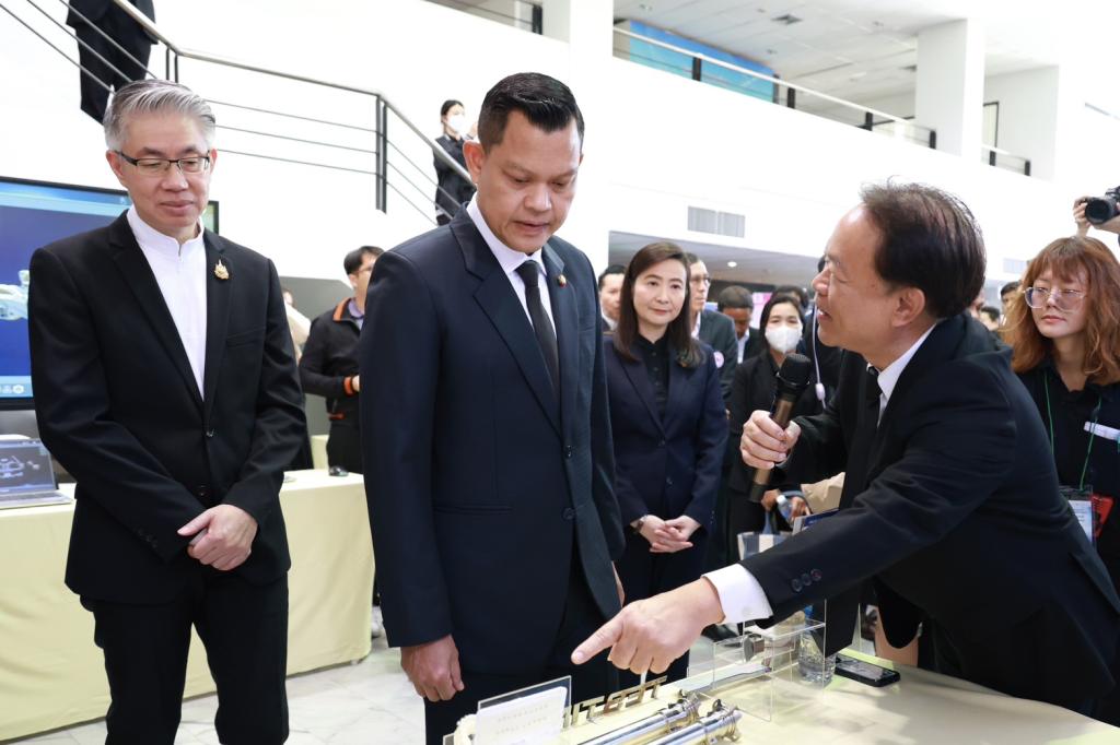 “รมว.ธนกร” เปิด “บ้านดีพร้อมพระราม 4” โชว์ผลงานปั้นอุตสาหกรรมเศรษฐกิจใหม่ ดึงนวัตกรรม & ความคิดสร้างสรรค์ ดันผู้ประกอบการไทยสู่ความยั่งยืนรองรับอุตฯ 5.0