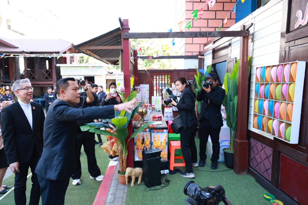 “รมว.ธนกร” เปิด “บ้านดีพร้อมพระราม 4” โชว์ผลงานปั้นอุตสาหกรรมเศรษฐกิจใหม่ ดึงนวัตกรรม & ความคิดสร้างสรรค์ ดันผู้ประกอบการไทยสู่ความยั่งยืนรองรับอุตฯ 5.0