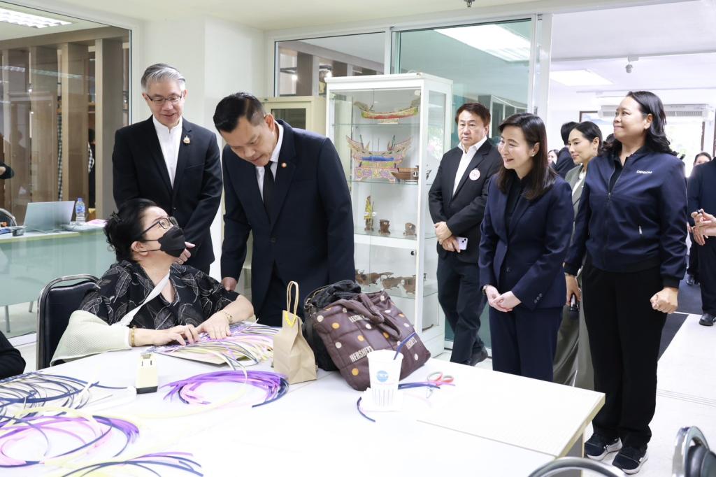 “รมว.ธนกร” เปิด “บ้านดีพร้อมพระราม 4” โชว์ผลงานปั้นอุตสาหกรรมเศรษฐกิจใหม่ ดึงนวัตกรรม & ความคิดสร้างสรรค์ ดันผู้ประกอบการไทยสู่ความยั่งยืนรองรับอุตฯ 5.0