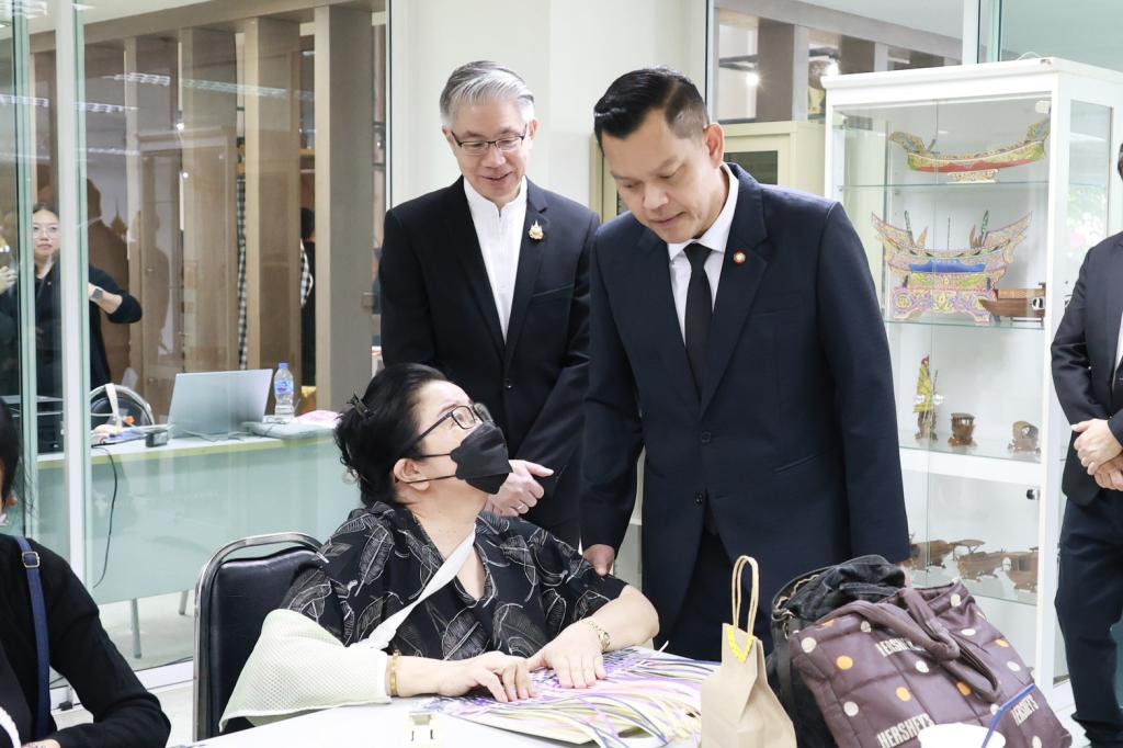 “รมว.ธนกร” เปิด “บ้านดีพร้อมพระราม 4” โชว์ผลงานปั้นอุตสาหกรรมเศรษฐกิจใหม่ ดึงนวัตกรรม & ความคิดสร้างสรรค์ ดันผู้ประกอบการไทยสู่ความยั่งยืนรองรับอุตฯ 5.0