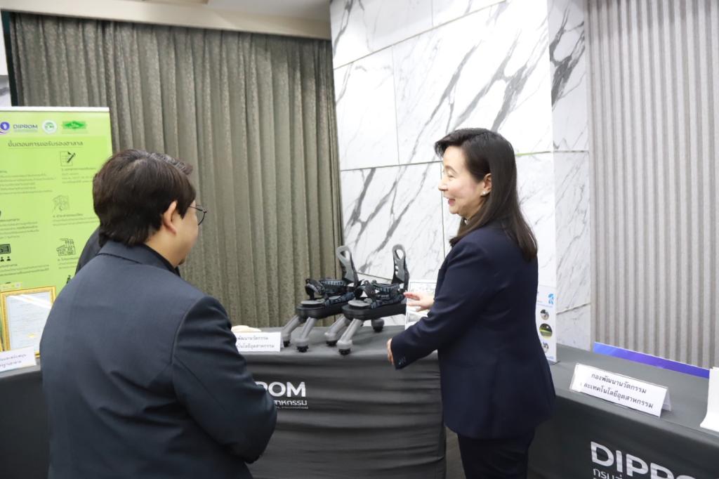 “อธิบดีณัฏฐิญา” ประชุมหารือร่วม กพร. และ กพ. เดินหน้าปรับโครงสร้างดีพร้อมจัดตั้ง 2 หน่วยงานใหม่ ยกระดับเกษตรอุตสาหกรรมและวัสดุอุตสาหกรรมสร้างสรรค์ มุ่งเป้ากระตุ้นเศรษฐกิจไทยให้เติบโตอย่างยั่งยืน