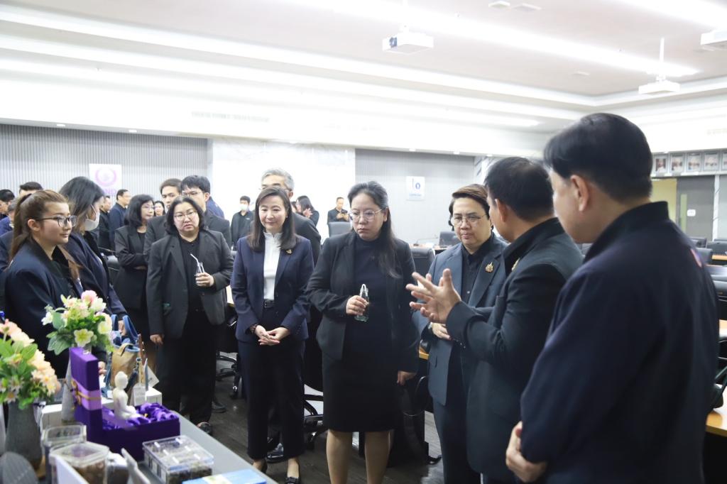 “อธิบดีณัฏฐิญา” ประชุมหารือร่วม กพร. และ กพ. เดินหน้าปรับโครงสร้างดีพร้อมจัดตั้ง 2 หน่วยงานใหม่ ยกระดับเกษตรอุตสาหกรรมและวัสดุอุตสาหกรรมสร้างสรรค์ มุ่งเป้ากระตุ้นเศรษฐกิจไทยให้เติบโตอย่างยั่งยืน