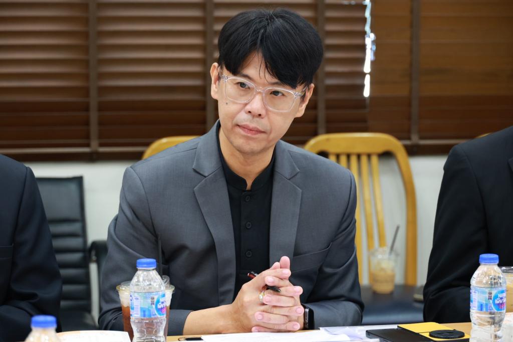 “รองอธิบดีพลาวุธ” ร่วมหารือคณะทำงาน OPC เตรียมการคัดสรรสินค้า กลุ่มผ้าและเครื่องแต่งกาย กว่า 6,500 ผลิตภัณฑ์ ชูเป้าหมาย ยกระดับมาตรฐานโรงงาน-สิ่งทอ ในการคัดสรร OTOP ปี 69