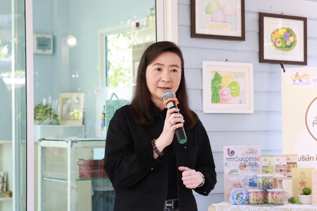 “อธิบดีณัฏฐิญา” นำคณะสื่อมวลชน ลงพื้นที่เมืองเพชรบุรี โชว์ความสำเร็จหนุนเอสเอ็มอีไทยใช้เทคโนโลยีดิจิทัล พร้อมเดินหน้า “DIPROM FLEXi” พลิกโฉม ผปก.ขนมไทยสู่ยุคเศรษฐกิจสุขภาพ หวังเชื่อมโยงสู่ตลาดโลก