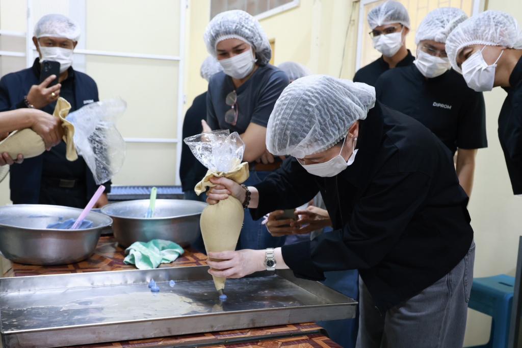 “อธิบดีณัฏฐิญา” นำคณะสื่อมวลชน ลงพื้นที่เมืองเพชรบุรี โชว์ความสำเร็จหนุนเอสเอ็มอีไทยใช้เทคโนโลยีดิจิทัล พร้อมเดินหน้า “DIPROM FLEXi” พลิกโฉม ผปก.ขนมไทยสู่ยุคเศรษฐกิจสุขภาพ หวังเชื่อมโยงสู่ตลาดโลก