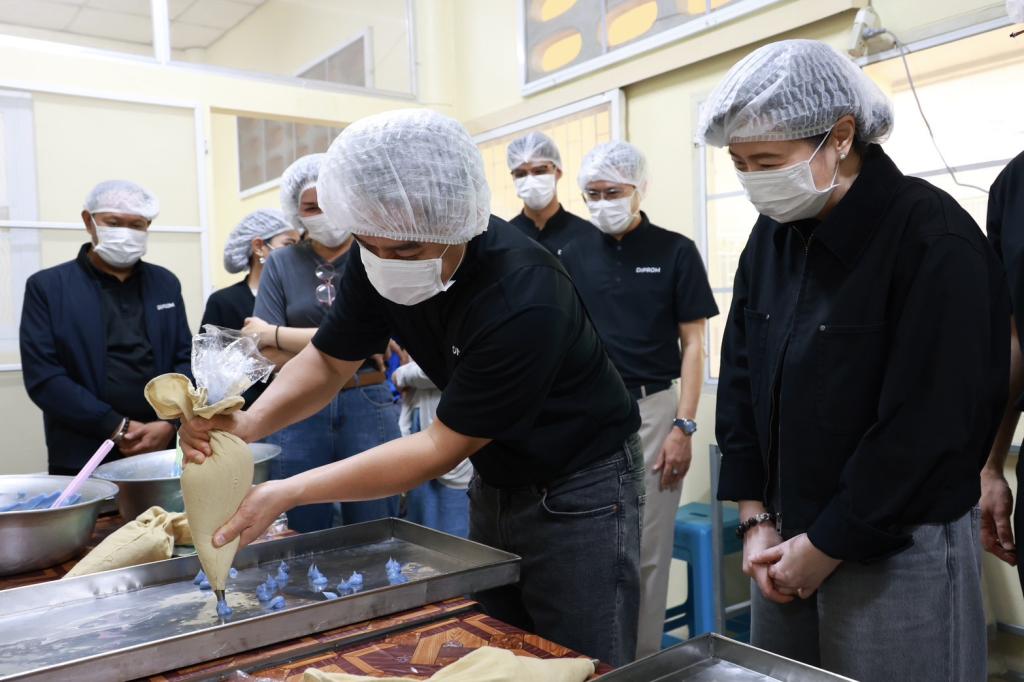 “อธิบดีณัฏฐิญา” นำคณะสื่อมวลชน ลงพื้นที่เมืองเพชรบุรี โชว์ความสำเร็จหนุนเอสเอ็มอีไทยใช้เทคโนโลยีดิจิทัล พร้อมเดินหน้า “DIPROM FLEXi” พลิกโฉม ผปก.ขนมไทยสู่ยุคเศรษฐกิจสุขภาพ หวังเชื่อมโยงสู่ตลาดโลก