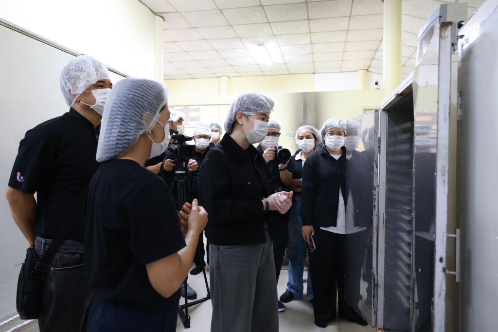 “อธิบดีณัฏฐิญา” นำคณะสื่อมวลชน ลงพื้นที่เมืองเพชรบุรี โชว์ความสำเร็จหนุนเอสเอ็มอีไทยใช้เทคโนโลยีดิจิทัล พร้อมเดินหน้า “DIPROM FLEXi” พลิกโฉม ผปก.ขนมไทยสู่ยุคเศรษฐกิจสุขภาพ หวังเชื่อมโยงสู่ตลาดโลก