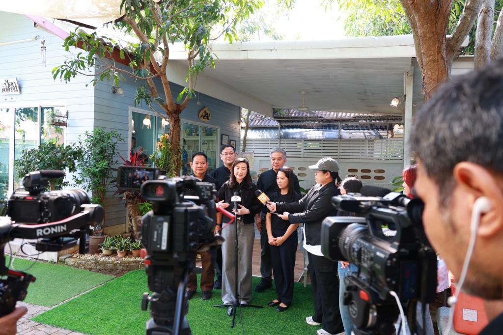 “อธิบดีณัฏฐิญา” นำคณะสื่อมวลชน ลงพื้นที่เมืองเพชรบุรี โชว์ความสำเร็จหนุนเอสเอ็มอีไทยใช้เทคโนโลยีดิจิทัล พร้อมเดินหน้า “DIPROM FLEXi” พลิกโฉม ผปก.ขนมไทยสู่ยุคเศรษฐกิจสุขภาพ หวังเชื่อมโยงสู่ตลาดโลก