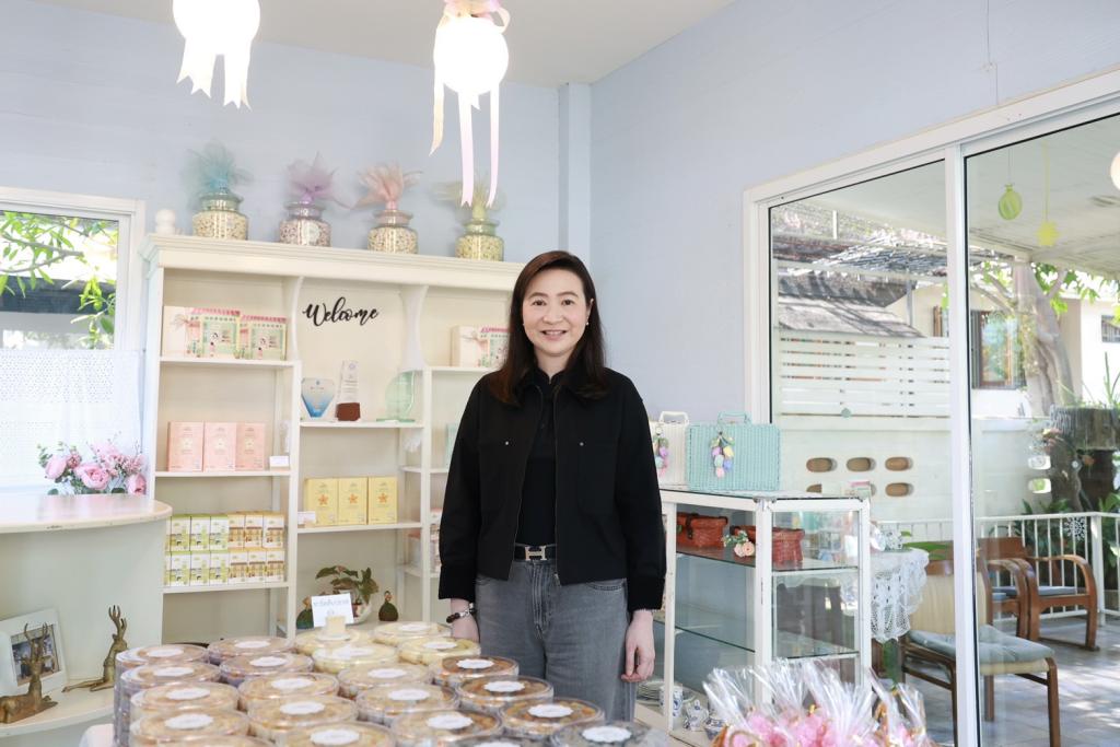 “อธิบดีณัฏฐิญา” นำคณะสื่อมวลชน ลงพื้นที่เมืองเพชรบุรี โชว์ความสำเร็จหนุนเอสเอ็มอีไทยใช้เทคโนโลยีดิจิทัล พร้อมเดินหน้า “DIPROM FLEXi” พลิกโฉม ผปก.ขนมไทยสู่ยุคเศรษฐกิจสุขภาพ หวังเชื่อมโยงสู่ตลาดโลก