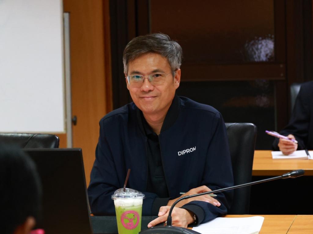 “รองอธิบดีพลาวุธ” ประชุมหารือ คณะทำงาน DIPROM Café ร้านค้าสวัสดิการของชาวดีพร้อม เน้นการพัฒนาศักยภาพด้านการวางแผนธุรกิจและเรียนรู้การเป็นเจ้าของธุรกิจตัวจริง