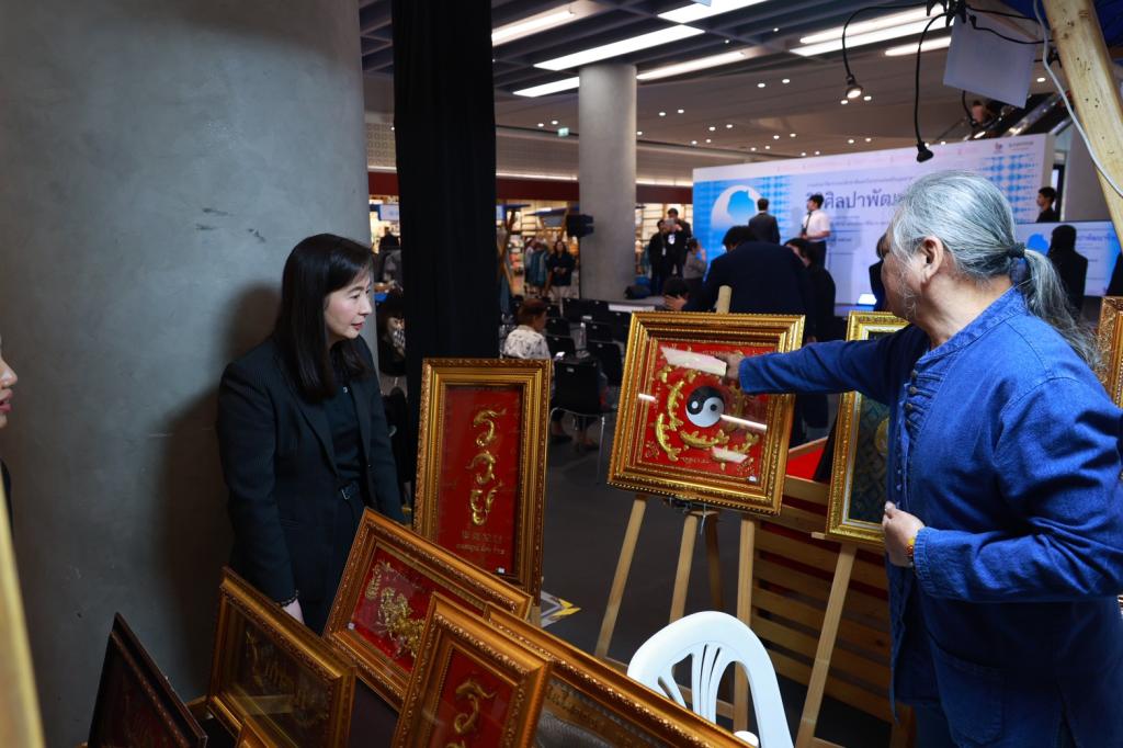 “ดีพร้อม” จับมือ “จุฬาลงกรณ์มหาวิทยาลัย สถาบันไทยศึกษา” จัดงาน “สิริศิลปาพัฒนาชีพ” เทิดพระเกียรติคุณสมเด็จพระนางเจ้าสิริกิติ์ พระบรมราชินีนาถ พระบรมราชชนนีพันปีหลวง