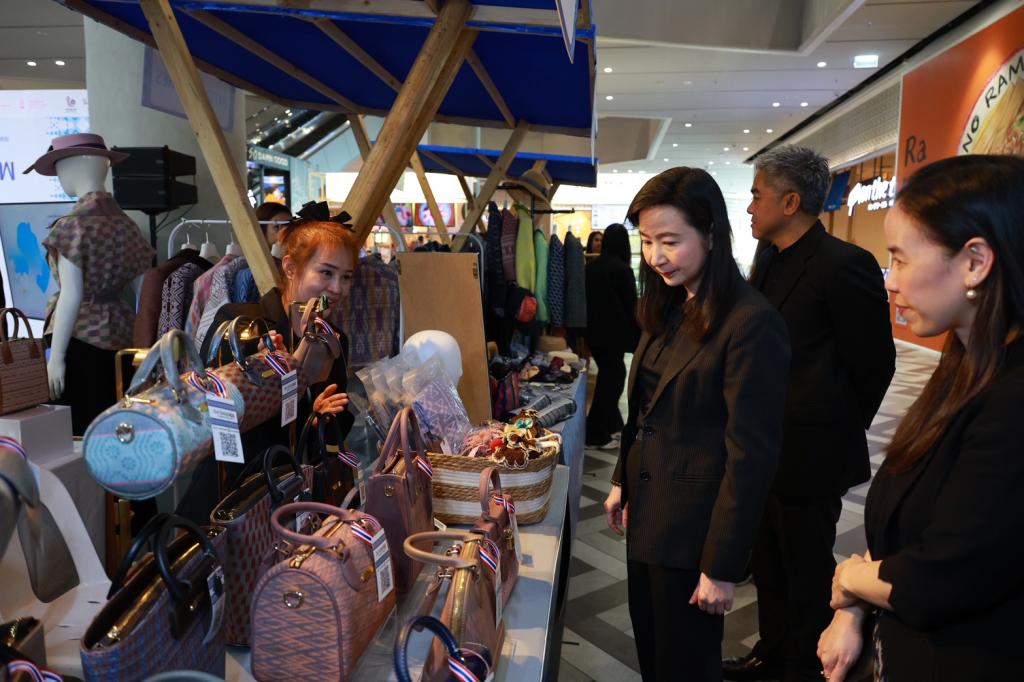 “ดีพร้อม” จับมือ “จุฬาลงกรณ์มหาวิทยาลัย สถาบันไทยศึกษา” จัดงาน “สิริศิลปาพัฒนาชีพ” เทิดพระเกียรติคุณสมเด็จพระนางเจ้าสิริกิติ์ พระบรมราชินีนาถ พระบรมราชชนนีพันปีหลวง