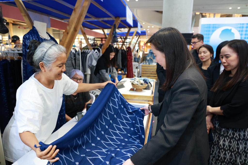 “ดีพร้อม” จับมือ “จุฬาลงกรณ์มหาวิทยาลัย สถาบันไทยศึกษา” จัดงาน “สิริศิลปาพัฒนาชีพ” เทิดพระเกียรติคุณสมเด็จพระนางเจ้าสิริกิติ์ พระบรมราชินีนาถ พระบรมราชชนนีพันปีหลวง