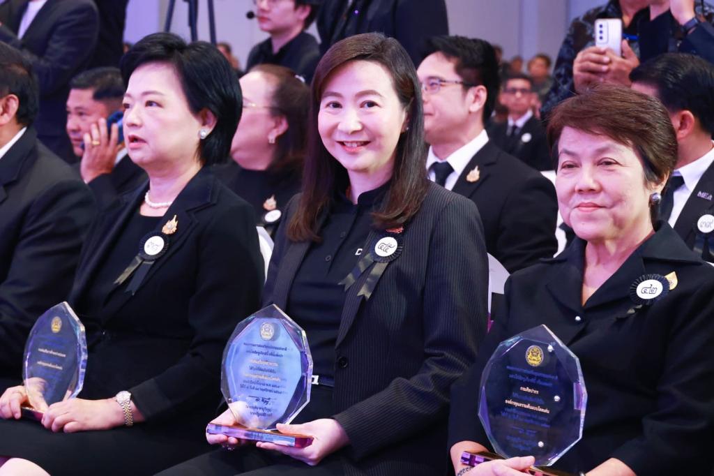 “อธิบดีณัฏฐิญา” คว้าโล่เชิดชูเกียรติ องค์กรคุณธรรมต้นแบบโดดเด่น เป็นรางวัลที่ห้าของปี 68 !! ตอกย้ำความสำเร็จ การพัฒนาบุคลากรให้ “ดีพร้อม” มุ่งมั่นขับเคลื่อนองค์กรด้วยคุณธรรม เป็นรากฐานสำคัญของการพัฒนาประเทศ