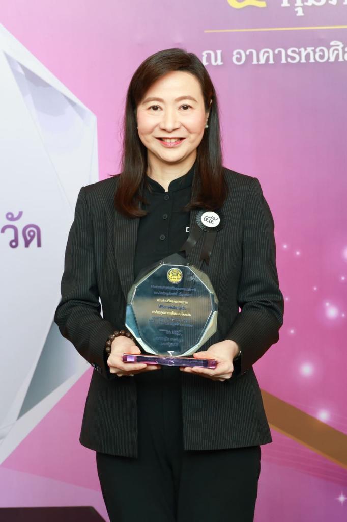 “อธิบดีณัฏฐิญา” คว้าโล่เชิดชูเกียรติ องค์กรคุณธรรมต้นแบบโดดเด่น เป็นรางวัลที่ห้าของปี 68 !! ตอกย้ำความสำเร็จ การพัฒนาบุคลากรให้ “ดีพร้อม” มุ่งมั่นขับเคลื่อนองค์กรด้วยคุณธรรม เป็นรากฐานสำคัญของการพัฒนาประเทศ