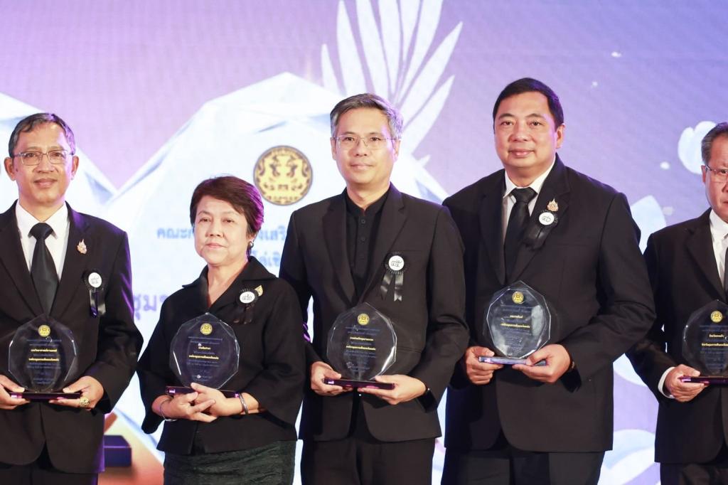 “อธิบดีณัฏฐิญา” คว้าโล่เชิดชูเกียรติ องค์กรคุณธรรมต้นแบบโดดเด่น เป็นรางวัลที่ห้าของปี 68 !! ตอกย้ำความสำเร็จ การพัฒนาบุคลากรให้ “ดีพร้อม” มุ่งมั่นขับเคลื่อนองค์กรด้วยคุณธรรม เป็นรากฐานสำคัญของการพัฒนาประเทศ