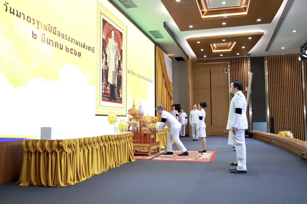 “รองอธิบดีดุสิต” ร่วมพิธีถวายราชสักการะ พระบาทสมเด็จพระบรมชนกาธิเบศร มหาภูมิพลอดุลยเดชมหาราช บรมนาถบพิตร “พระบิดาแห่งมาตรฐานการช่างไทย” เนื่องในวันมาตรฐานฝีมือแรงงานแห่งชาติ