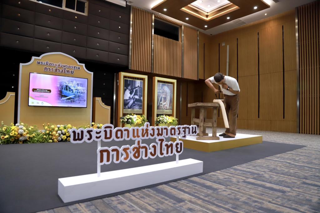 “รองอธิบดีดุสิต” ร่วมพิธีถวายราชสักการะ พระบาทสมเด็จพระบรมชนกาธิเบศร มหาภูมิพลอดุลยเดชมหาราช บรมนาถบพิตร “พระบิดาแห่งมาตรฐานการช่างไทย” เนื่องในวันมาตรฐานฝีมือแรงงานแห่งชาติ