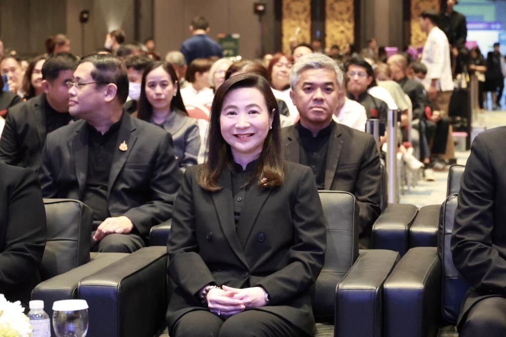 “รมว.ธนกร” ชื่นชม "ดีพร้อม" ปั้น 20,000 เชฟมืออาชีพ ผ่านหลักสูตร Master Thai Chef Program หนุนพลังซอฟต์พาวเวอร์ไทย ปลุกตลาดอาหารสร้างสรรค์ - พรีเมียม มั่นใจปี 69 อุตฯ อาหารไทยยังโตฉลุย ช่วยปั๊มเม็ดเงินกว่า 3,300 ล้านบาท